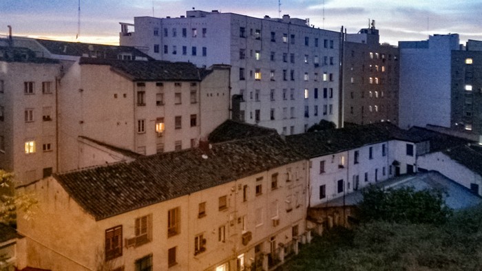fotografia edificio obrero fachada ventanas hogares arquitectura paisaje urbano siuacionismo psicogeografia antonio beltran